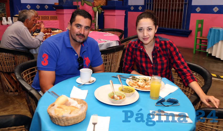 Omar Lu&eacute;vano &Aacute;lvarez y Cinthya Pedroza Silva desayunaron en el restaurante La Saturnina