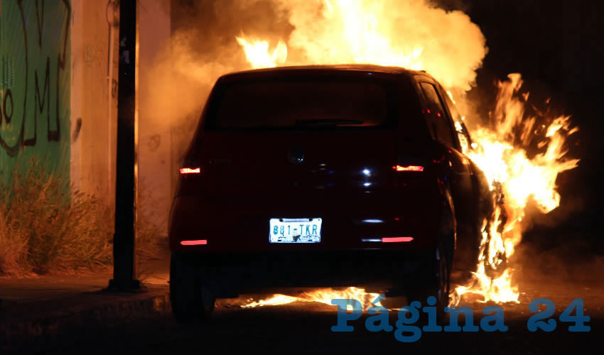 El auto Volkswagen Lupo, envuelto por las llamas