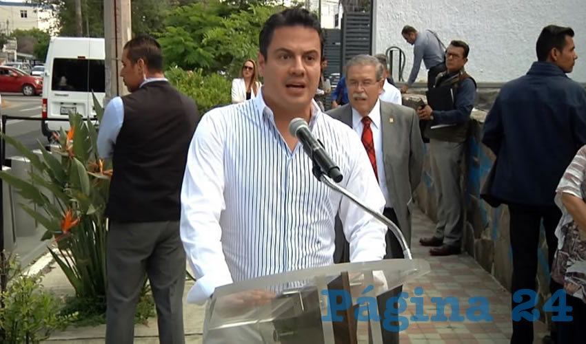 “Que desmienta si en realidad sucedió lo que se ha señalado en un medio de comunicación, tanto el homicidio culposo, el robo de vehículo, lesiones, portación de arma, resistencia a ser detenido, agresión a policías, agresión o robo a transeúntes, todo esto queremos saber si salió impoluto de esta situación y si es así cómo le hizo”, tronó el gobernador Aristóteles Sandoval contra el “árbol caído”/Foto: Francisco Andalón López