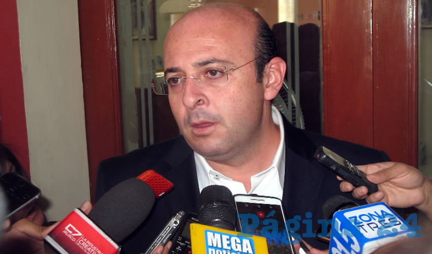 “Nuestro país ni mucho menos el estado puede tener como presidente a un magistrado que hoy, ustedes lo vieron, ni siquiera era idóneo para ser magistrado por tener antecedentes criminales, ni mucho menos ser presidente del mismo”, criticó Marco Valerio Pérez tras entregar solicitud de juicio político contra Luis Carlos Vega en el Congreso local/Foto: Francisco Tapia 