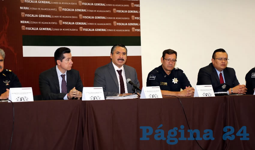 El fiscal Óscar González Mendívil encabezó la rueda de prensa (Foto: Eddylberto Luévano Santillán)