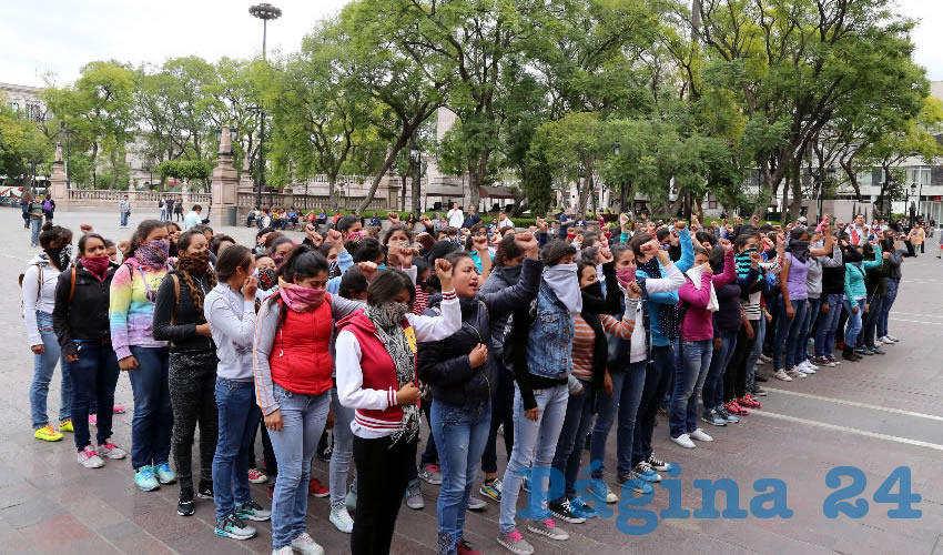 Decenas de estudiantes, se congregaron frente al Palacio de Gobierno (Fotos: Eddylberto Lu&eacute;vano Santill&aacute;n)