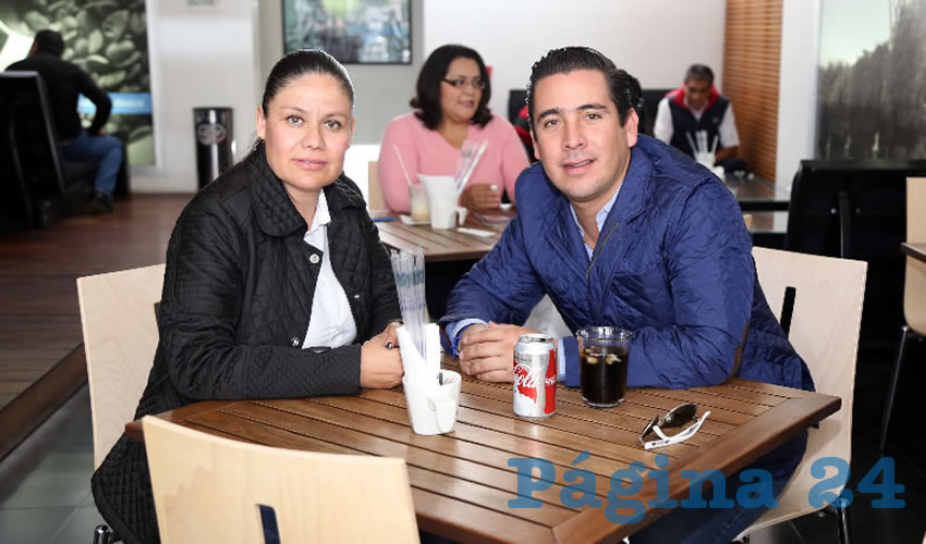 En Caf&eacute; Punta del Cielo departieron Bel&eacute;n Serna, abogada, y Gustavo B&aacute;ez Leos, diputado local electo