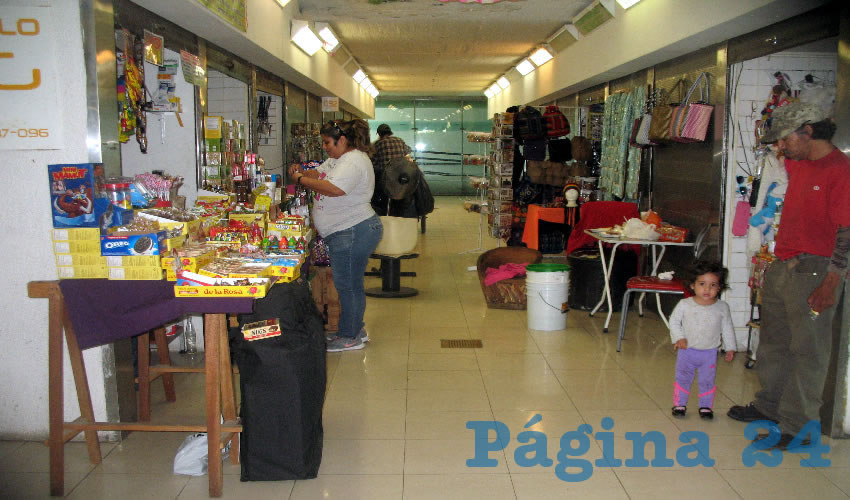 Los comerciantes continúan con sus actividades cotidianas, pese a la falta de clientes, que ha reducido sus ventas de manera notable
