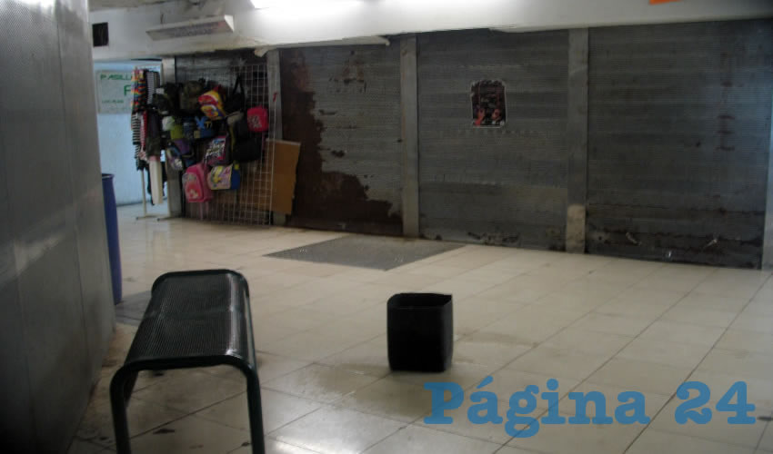 El abandono es total, goteras por todos lados, locales cerrados y paredes deterioradas es la realidad a la que se enfrentan los comerciantes