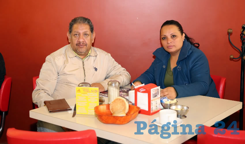 Jos&eacute; Juan Gonz&aacute;lez Flores, abogado, y Rosario Ram&iacute;rez Sandoval compartieron el primer alimento del d&iacute;a en el restaurante Mitla