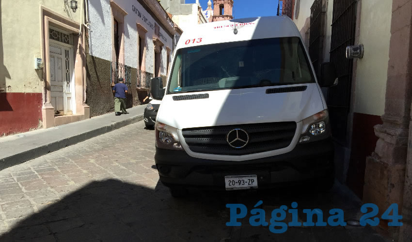 En la calle Dr. Ignacio Hierro cerca del Museo Zacatecano, es casi imposible que puedan estacionarse y que otras unidades motrices puedan circular sin problemas (Foto: Rocío Castro Alvarado)