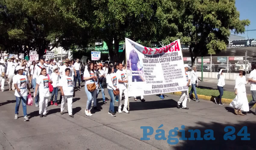Familares de Juan Carlos Castro, chofer de Uber, caminaron con una pancarta para demandar respuestas sobre su ser querido, de quien tienen meses sin saber nada 