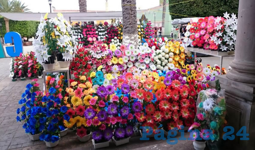 La plaza principal luce ya con los expositores de flores artificiales y los tradicionales
puestos de calaveras, en la víspera de la celebración del Día de los Fieles Difuntos