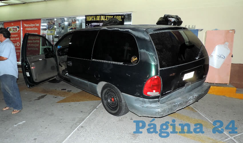 La camioneta, tras ser colisionada, se estampó contra el ventanal de una tienda Extra