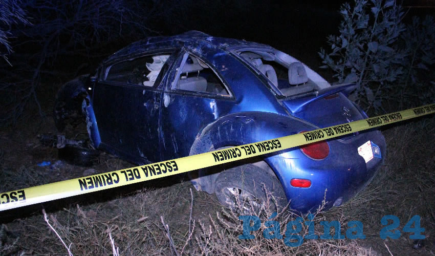 El vehículo Volkswagen Beetle que conducía la hoy occisa Fabiola Durón García