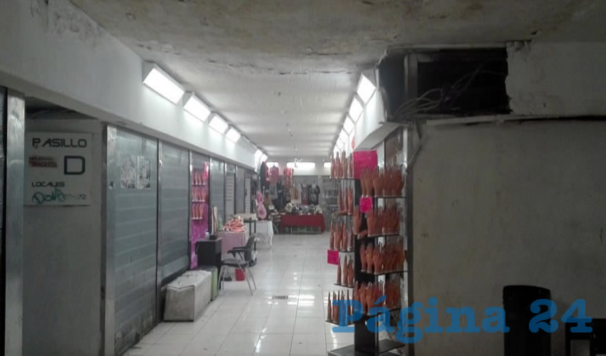 Impermeabilización urgente y asegurar de una vez que no se derrumbe la Plaza Guadalajara son algunas de las demandas –añejas exigencias– de los locatarios del lugar, ubicado a escasos pasos de la presidencia municipal tapatía/Fotos: Rafael Hernández Guízar 