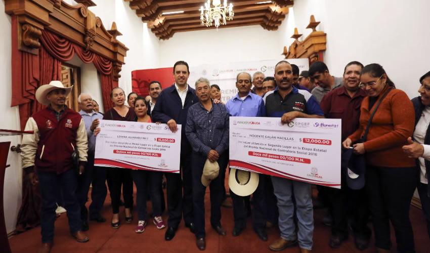 El mandatario premió a los ganadores del Concurso Nacional de Contraloría Social 2016