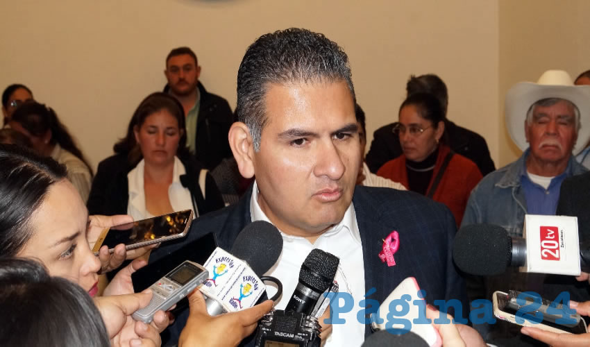 Víctor Armas Zagoya: Se ha detenido el proceso ya que el gobernador Alejandro Tello Cristerna y los presidentes municipales de Villa de Cos, Francisco R. Murguía, Melchor Ocampo, Concepción del Oro, El Salvador y Mazapil, de manera formal se han declarado en contra del decreto (Foto: Merari Martínez Castro)