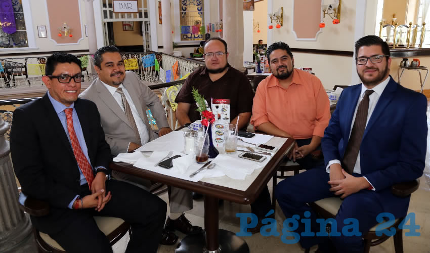 En Sanborns Francia se reunieron Octavio C&aacute;rdenas Denham, Marco Arturo Delgado Mart&iacute;n del Campo, diputado local; &Oacute;scar Estrada Escobedo, Iv&aacute;n S&aacute;nchez N&aacute;jera, diputado local electo; y Armando Acosta Rodr&iacute;guez, diputado local