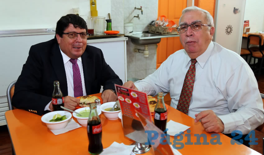 En carnitas Chanoy almorzaron Gonzalo Esparza Parada, delegado de la Secretar&iacute;a de Comunicaciones y Transportes (SCT), y Salvador Gayt&aacute;n Rangel, delegado de la Comisi&oacute;n Nacional del Agua (Conagua)