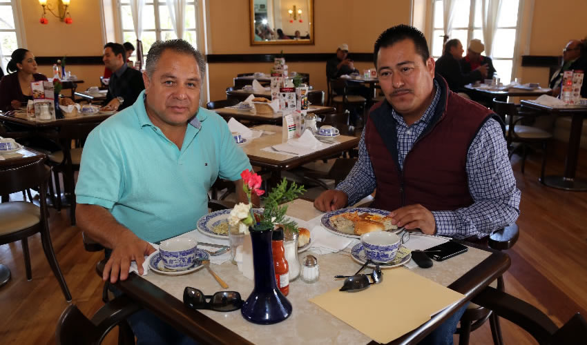 En Sanborns Francia almorzaron Miguel Quezada y C&eacute;sar Pedroza Ortega, alcalde del municipio El Llano