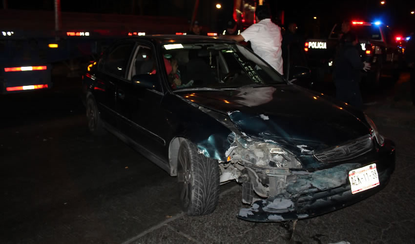 El autom&oacute;vil Honda Civic, que tripulaba una familia