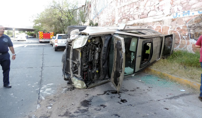 La camioneta Xtrail se volcó sobre avenida Ayuntamiento