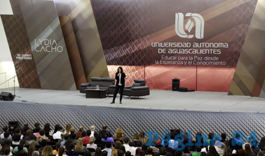Lydia Cacho impartió la conferencia magistral “Educar para la paz desde la esperanza y el conocimiento” en la UAA