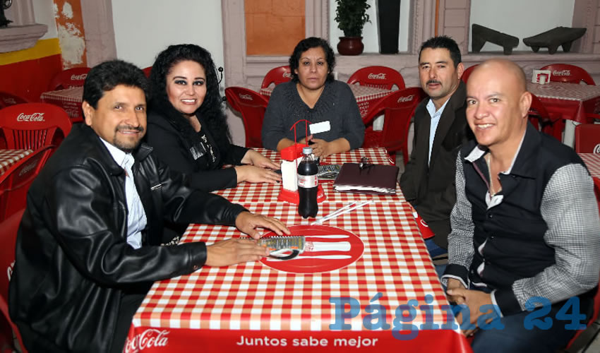 En gorditas La Merced compartieron el pan y la sal V&iacute;ctor de Santos Nieves, delegado de Pe&ntilde;uelas; Georgina Tiscare&ntilde;o de Lira, delegada de Jes&uacute;s Ter&aacute;n; Rita Ver&oacute;nica Cruz Medina, delegada de Salto de los Salado; Juan Carlos Pedroza Mel&eacute;ndez, delegado de Calvillito; y Ricardo Mart&iacute;nez Am&eacute;zquita, encargado de Servicios P&uacute;blicos de la Delegaci&oacute;n Jes&uacute;s Ter&aacute;n