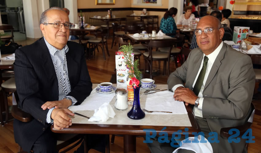 En Sanborns Francia almorzaron Jaime Escalera Jim&eacute;nez, empresario, y Alberto Aguilera Esparza, coordinador general de Delegaciones Urbanas y Rurales