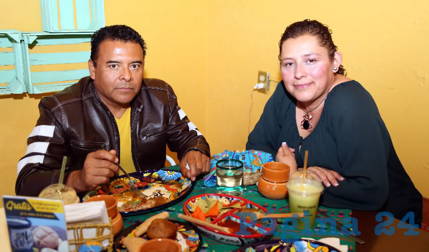 En Mercadito Gastron&oacute;mico Col&oacute;n almorzaron Julio Caudillo Ramos y Marlene Mu&ntilde;oz Coronel, asesores del regidor David Mendoza Vargas