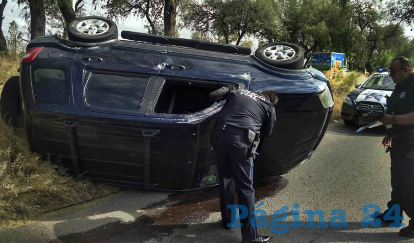 La camioneta Ford Escape termin&oacute; sobre su costado derecho
