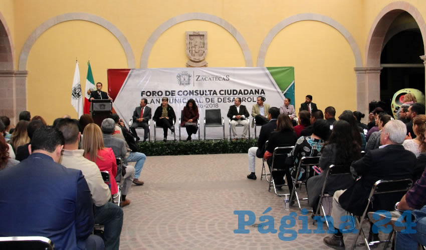 Catarino Martínez Díaz: “Pretendemos que las mesas sean deliberativas y que la generación de funcionarios y ex funcionarios se pongan a debatir con las nuevas generaciones y pensar en un Zacatecas hacia el progreso” (Foto: Rocío Castro)