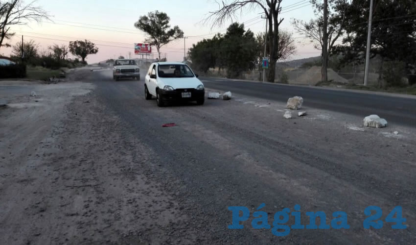 Burlados se dijeron vecinos de los distintos fraccionamientos asentados en carretera a Colotlán, pues el alcalde Pablo Lemus no sólo no cumplió con la promesa de arreglar los caminos, señalizar y reparar las luminarias, sino que el problema continúa, minando la integridad de los habitantes/Foto: Archivo Página 24