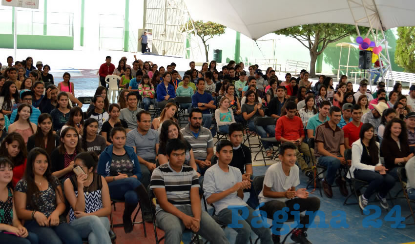 Nutrido grupo de estudiantes sigui&oacute; de cerca las incidencias de la conferencia que dict&oacute; la experta en mercadot&eacute;cnia Jacqueline Camacho Ruiz