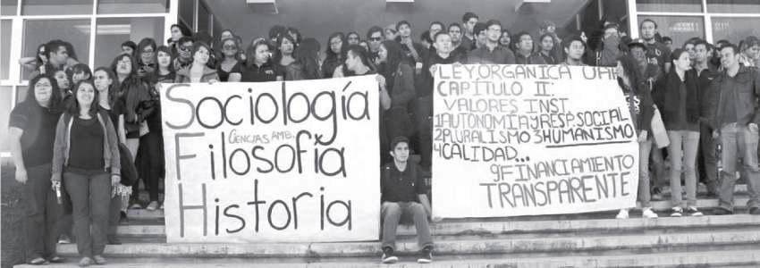 El 17 de octubre de 2014, universitarios protestaron contra el aumento de colegiaturas y la amenaza de cierre de varias carreras
