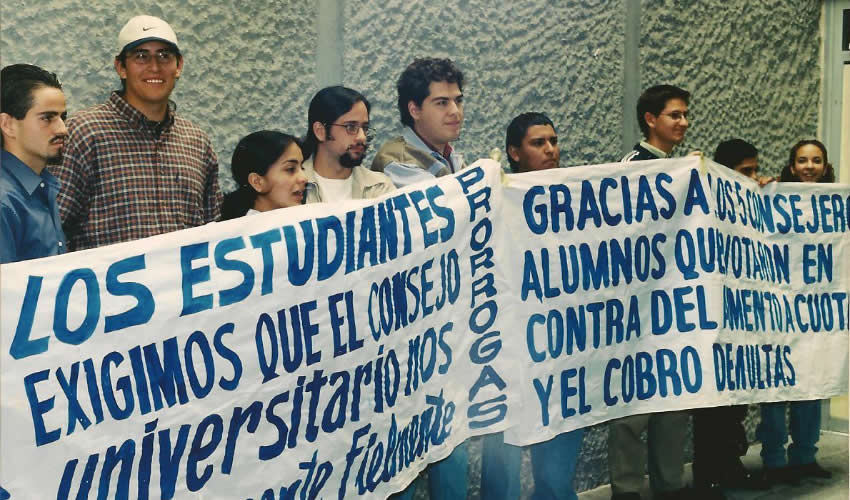 El 8 de enero de 2001, estudiantes de la UAA se manifestaron en el informe del rector Antonio Ávila Storer (Fotos: Archivo Página 24)