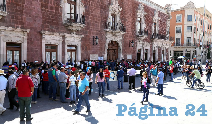 Entre 80 y 100 manifestantes protestaron frente a las puertas de Palacio de Gobierno (Foto: Eddylberto Lu&eacute;vano Santill&aacute;n)
