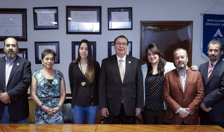 El rector hizo un llamado a las galardonadas a continuar forj&aacute;ndose en el camino de la ciencia mediante estos proyectos de investigaci&oacute;n
