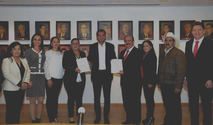 El Grupo Parlamentario del PRI, acompañado del presidente nacional del partido y líderes locales