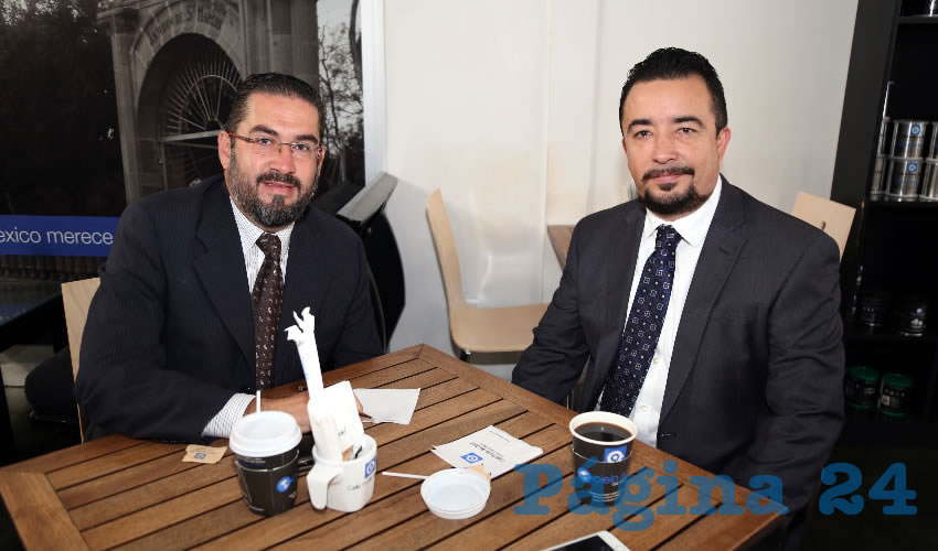 En Caf&eacute; Punta del Cielo platicaron Alejandro Jorge Garc&iacute;a G&oacute;mez, coordinador de Licencias del Municipio de Aguascalientes, y Rogelio Edgardo Burwell Garay, director de Asuntos Jur&iacute;dicos del Municipio