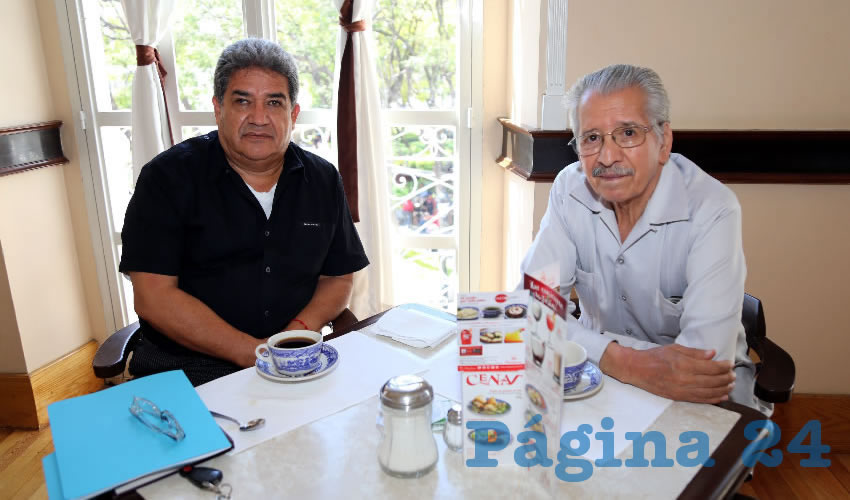 En Sanborns Francia departieron Juan Antonio Arroyo, profesor, y Francisco Gamboa