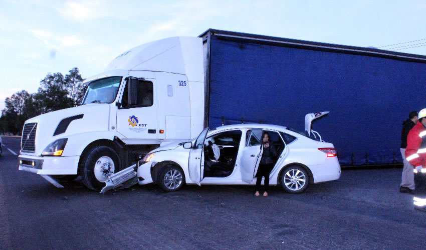 El Nissan Sentra colision&oacute; contra el costado izquierdo del tractocami&oacute;n