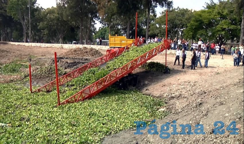 El lirio se extrae con una con una máquina cosechadora de alta capacidad, la cual –al final del proceso– favorece la creación de composta; con este procedimiento, según el gobernador de Jalisco, en menos de un año no habrá una sola de estas plantas en el cuerpo de agua/Fotos: Francisco Andalón López 