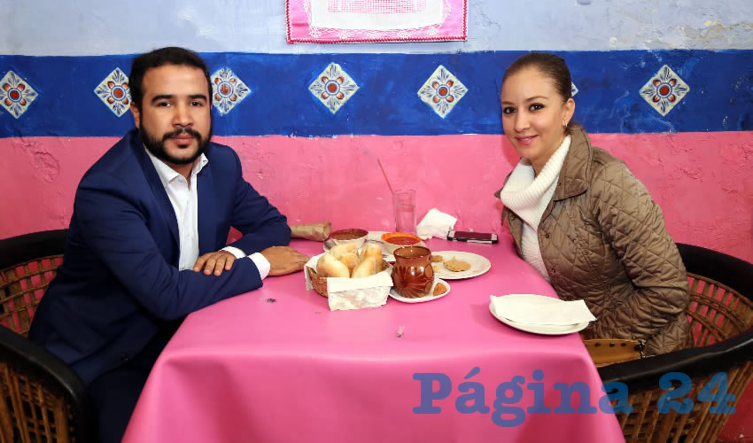 En La Saturnina almorzaron Francisco Aguirre Arias, director de la franquicia La Jornada Aguascalientes, y Anayeli Mu&ntilde;oz Moreno, diputada local por el Partido Verde