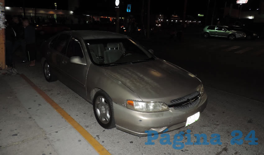 Alfredo Tiscareño Ortiz fue arrollado por este automóvil Nissan Altima, pero afortunadamente sólo sufrió golpes sin importancia