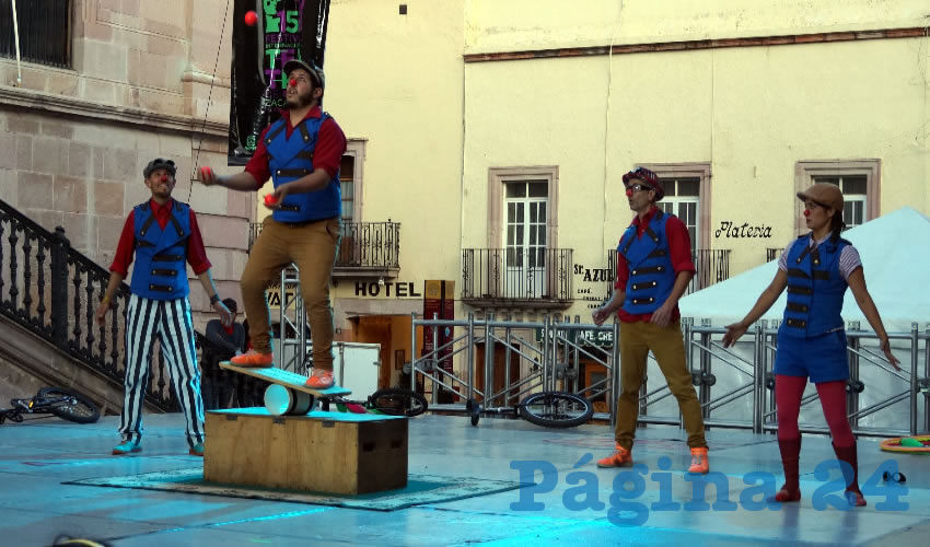 En el show cuatro artistas sobre ruedas que llegan a escena, donde hay un cajón del que emergen elementos que darán rienda suelta a esta puesta en escena (Foto: Merari Martínez Castro)