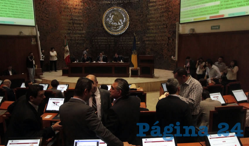 Los diputados de Jalisco ya tienen listo un dictamen sobre la desaparición de la comisión de tarifas; se pretende crear un consejo de validación que se encargue de aprobar o no el estudio técnico sobre el transporte público para dejar la decisión del alza en manos del gobernador/Foto: Archivo Página 24