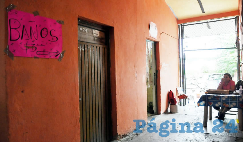 “Los baños de los mercados municipales volverán a ser públicos, tendrán una cuota de operación como hoy ya la tienen (...), van a tener una cuota regulada por el municipio”, manifestó el alcalde tapatío sobre cómo operarán estos lugares, hasta hace poco “tomados” por grupos de poder/Foto: Archivo Página 24
