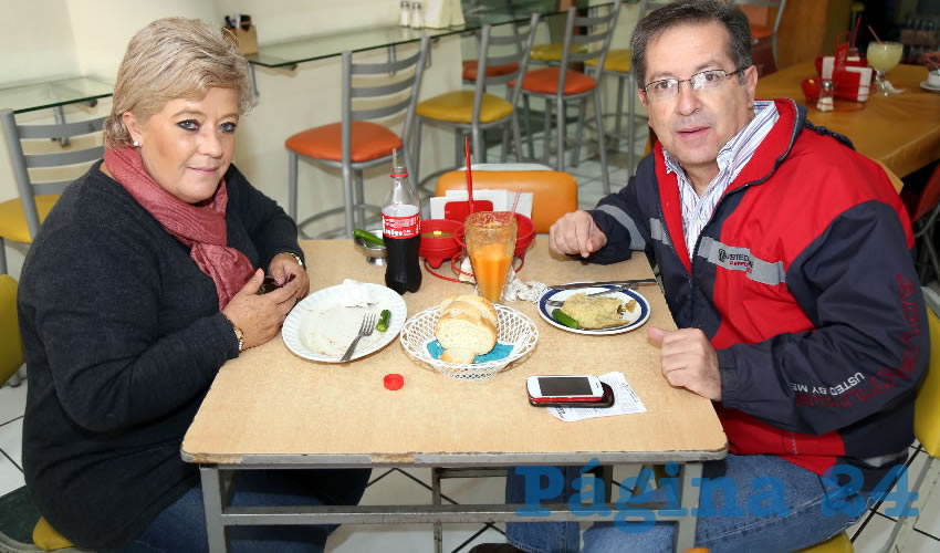 En Fuentes de Sodas Mapi compartieron el pan y la sal Ver&oacute;nica Topete Mier y Juan Carlos Guti&eacute;rrez Morales
