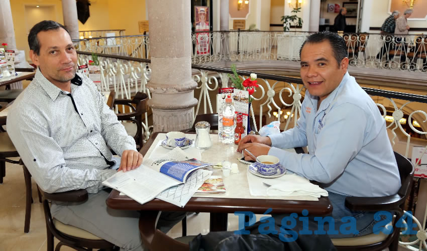 En Sanborns Francia departieron Luis Armando de Anda, jefe del Departamento Operativo de la Delegaci&oacute;n Insurgentes, y David Romo Garza, delegado de Insurgentes