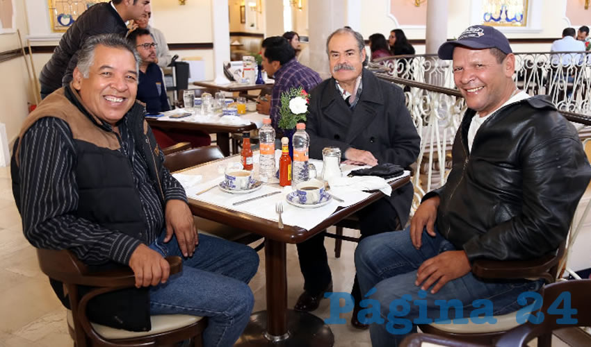 Cuitl&aacute;huac Cardona Campos, representante de Morena en el Organismo P&uacute;blico Local Electoral (OPLE); Espartaco Ovalle Pe&ntilde;a, subdirector acad&eacute;mico del CECyTEA Morelos; y Xicot&eacute;ncatl Cardona Campos presidente de la Asociaci&oacute;n de Migrantes Organizados (Amor), platicaron en Sanborns Francia