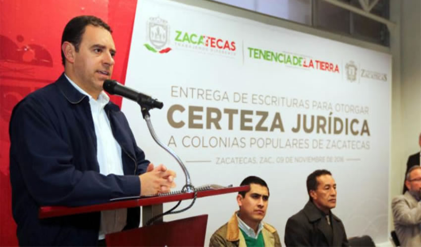 Reciben vecinos de las colonias El Orito, Boquillas, Colinas del Sol, Genaro García y La Virgen escrituras de sus casas