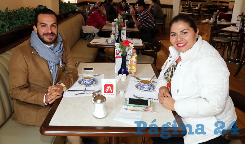 En Sanborns Francia se reunieron Kike de la Torre y Erika Villalpando Ortega, enlace de Comunicaci&oacute;n Social de la Secretaria de Desarrollo Social del Municipio